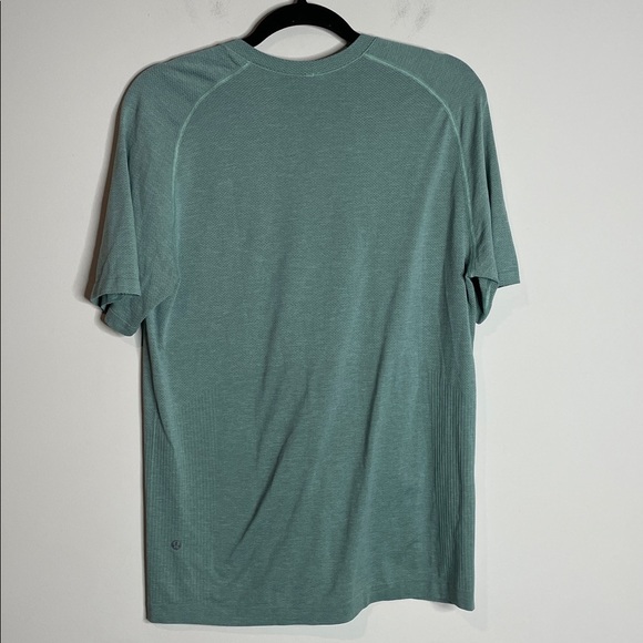 Lululemon | Men’s Short Sleeve Shirt Size Medium - Picture 4 of 5